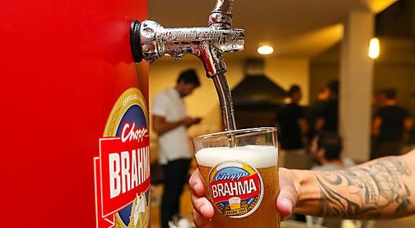 Chopp Brahma sendo tirado da torneira em um copo gelado